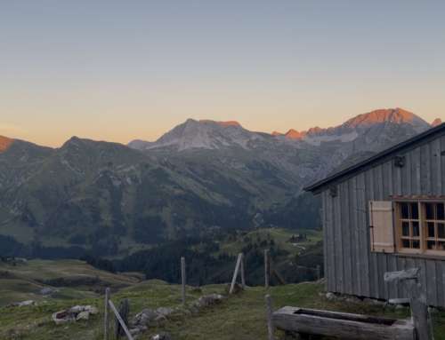 Eine Nacht in einer kleinen Hütte in den Bergen